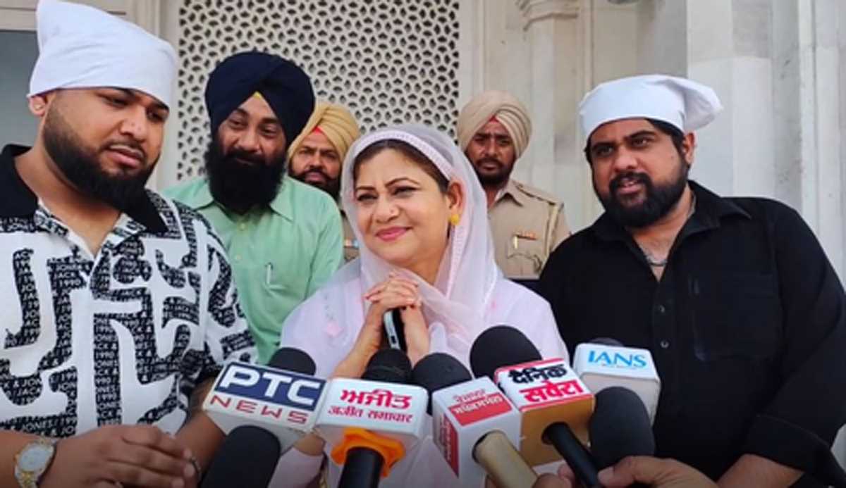 पंजाबी गायिका अमर नूरी ने अपने बेटों के साथ सचखंड श्री हरमंदिर साहिब में माथा टेका, सभी के कल्याण के लिए की प्रार्थना